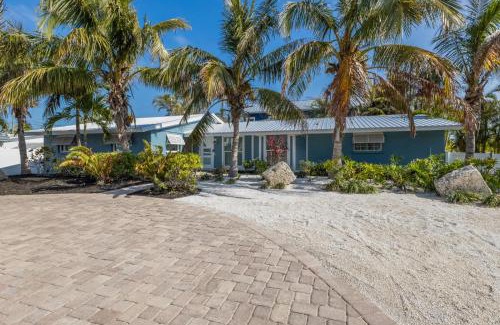 Holmes Beach House | Blue Bella Very Quick Walk Beach, Shops, Restaurants