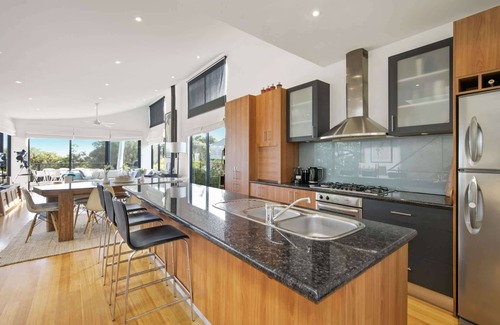 Aireys Inlet House | Blue Datcha I Walk to everything in Aireys!