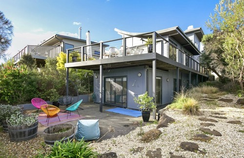 Aireys Inlet House | Blue Datcha I Walk to everything in Aireys!