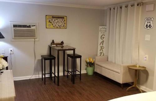 Tulsa Ski Chalet | BLUE FLAMINGO'S ADORABLE GUEST HOUSE -TU-Cherry St-Expo-Downtown-11t
