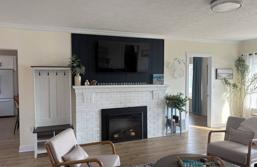 Newaygo House | Blue Haven Inn - Hess Lake Lakefront- Hot Tub, Kayaks, Central AC