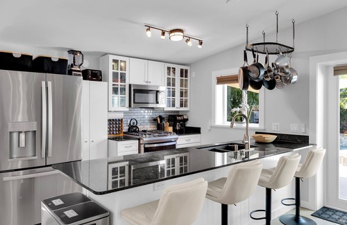 Midtown House | ~BLUE HAVEN~ Welcome to this single-story retreat with a pool!