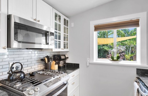 Midtown House | ~BLUE HAVEN~ Welcome to this single-story retreat with a pool!