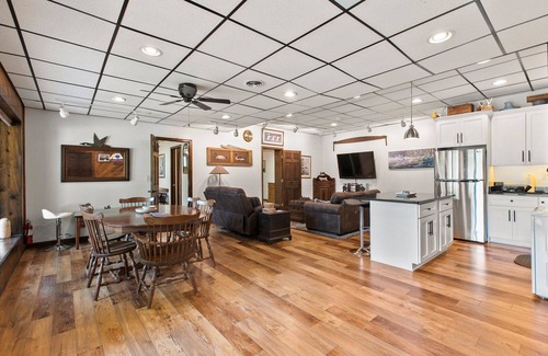 California Apartment | Blue Heron on Little Kingston Creek