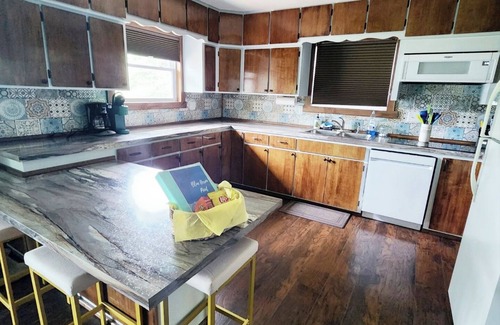 Edmore Cottage | Blue Heron Point - Hot Tub, Kayaks, Fishing, 3 bedrooms on a no wake lake