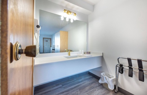 Beiseker Hotel | BLUE HORSE MOTEL