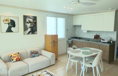 Jwadongsunhwan-ro House | Blue House