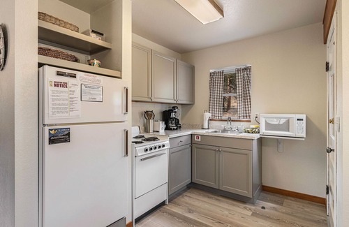 Estes Park Cabin | Blue Jay Bungalow – Mountain Cabin Near RMNP – 20-NCD0280