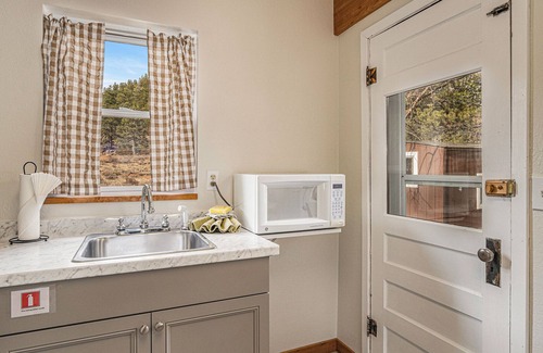 Estes Park Cabin | Blue Jay Bungalow – Mountain Cabin Near RMNP – 20-NCD0280