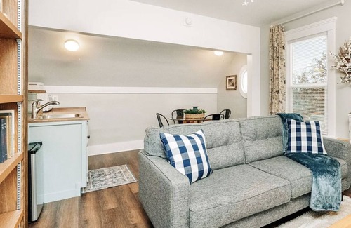 Great Falls House | Blue Jay - Charming Upper Level Duplex Near Downtown