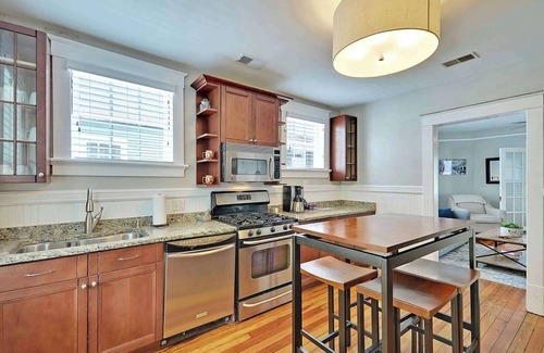 Cannonborough Elliotborough Apartment | Blue Magnolia B | Embrace Comfort & Convenience