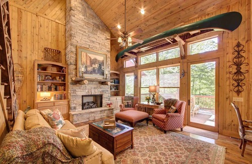 Glenville House | Blue Moon Lodge - 3D Home Theater, Gameroom, Gourmet Kitchen, Lake and Creek!