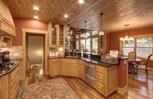 Glenville House | Blue Moon Lodge - 3D Home Theater, Gameroom, Gourmet Kitchen, Lake and Creek!