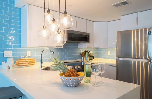 Waikiki Apartment | Blue Ocean Beachfront Home - Car & Parking Available