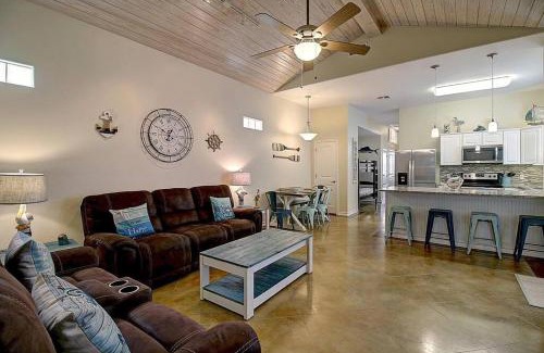 Port Aransas House | Blue Pelican at Pirates Bay Resort