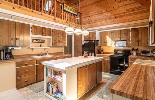 Pinetop Cabin | Blue Ridge Chalet: Light & Bright Mountain Cabin