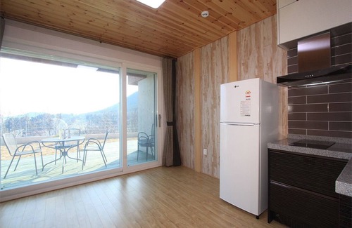 Yeongdeok Condo | Blue Road Town Pension-Crystal