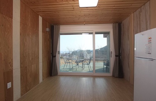 Yeongdeok Condo | Blue Road Town Pension-Crystal