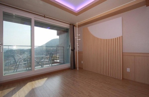 Yeongdeok Condo | Blue Road Town Pension-Crystal