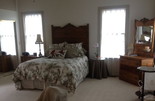 Saginaw Bed & Breakfast | Blue Rooster Inn