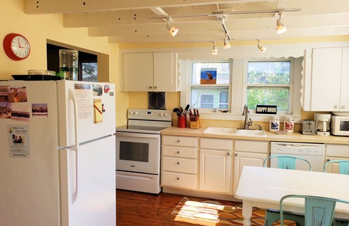 Chincoteague House | Blue Skies - SFH - Close to Town - Pet Friendly - NO LINENS PROVIDED