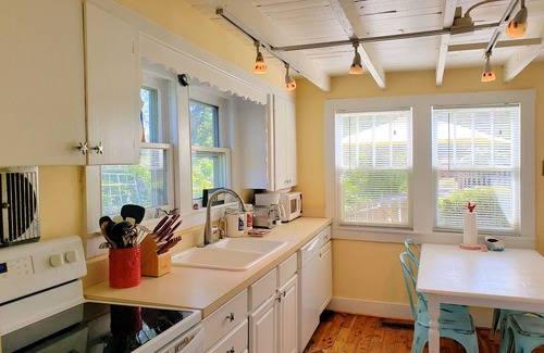 Chincoteague House | Blue Skies - SFH - Close to Town - Pet Friendly - NO LINENS PROVIDED