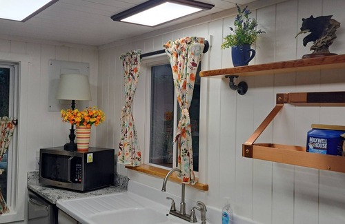 Penrose Cottage | Blue Smoke Cottage - Comfortable Cottage in the Mountains - Hot Tub - Fireplace