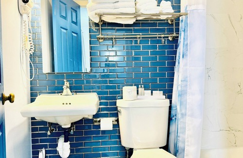 Manomet Hotel | Blue Spruce Motel & Townhouses