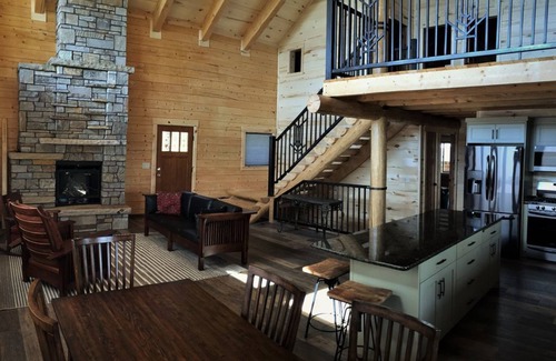 Garden City Cabin | Blue View Bear Lake-5 bedroom 3.5 bath log cabin, incredible views! Sleeps 18!