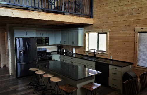 Garden City Cabin | Blue View Bear Lake-5 bedroom 3.5 bath log cabin, incredible views! Sleeps 18!