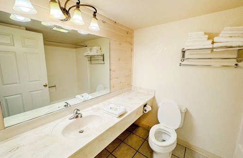 Mackinaw City Hotel | Blue Water Beachfront Hotel & Waterpark