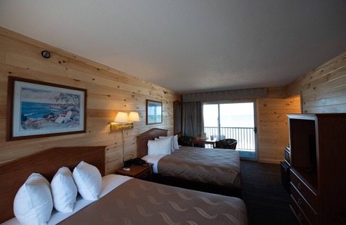Mackinaw City Hotel | Blue Water Beachfront Hotel & Waterpark