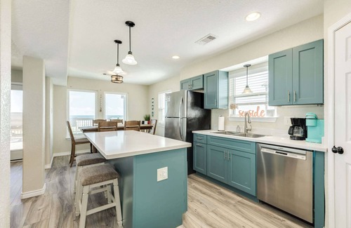 Freeport House | Blue Waves Beachside Calm, Gulf Views for Miles