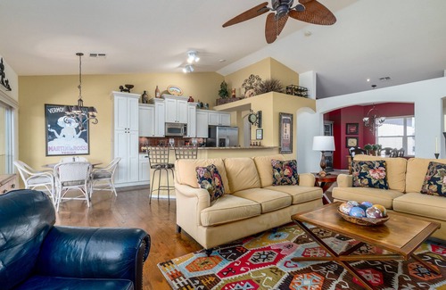 The Bluffs House | Blue Wolff Resort - 3 br/d ba private pool, spa near dining, hiking, golf!