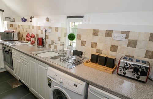 Shottery Cottage | BLUEBELL COTTAGE, pet friendly, with a garden in Shottery
