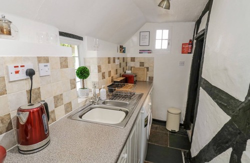 Shottery Cottage | BLUEBELL COTTAGE, pet friendly, with a garden in Shottery