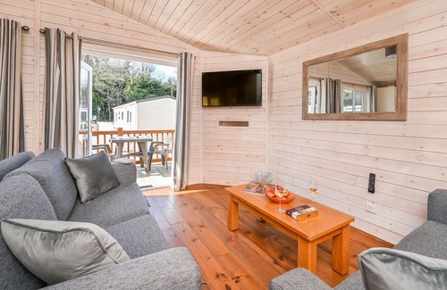 Saltash House | BLUEBELL LODGE, pet friendly, with hot tub in Saltash