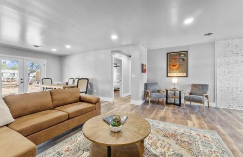 Fredericksburg House | BlueBonnet Bungalow - Hot Tub & Fire Pit