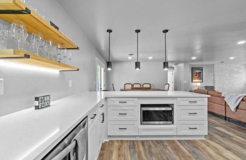 Fredericksburg House | BlueBonnet Bungalow - Hot Tub & Fire Pit