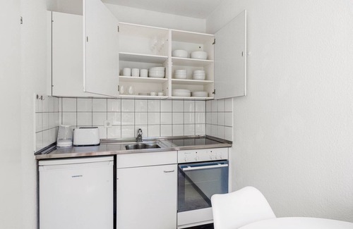 Affoltern Apartment | Blueground | Affoltern, balcony, nr Uetliberg