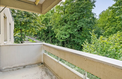 Affoltern Apartment | Blueground | Affoltern, balcony, nr Uetliberg