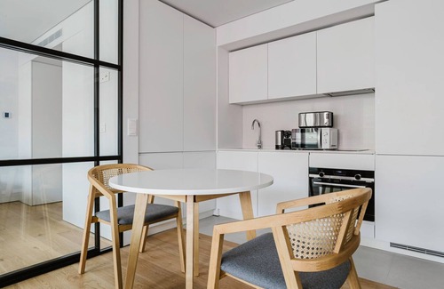 Lisbon Old Town Apartment | Blueground | Amoreiras, pools, gym, spa, w/d, a/c