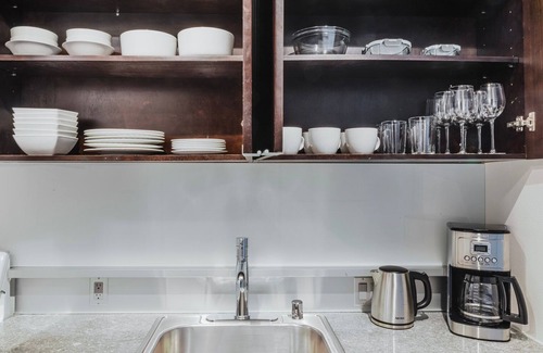 West Bellevue Apartment | Blueground | Bellevue, pool, nr parks