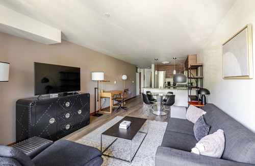 Brighton Apartment | Blueground | Brighton, fitness center, nr Park