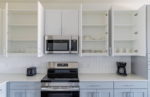 Del Valle Apartment | Blueground | Del Valle, pool, nr McKinney Falls