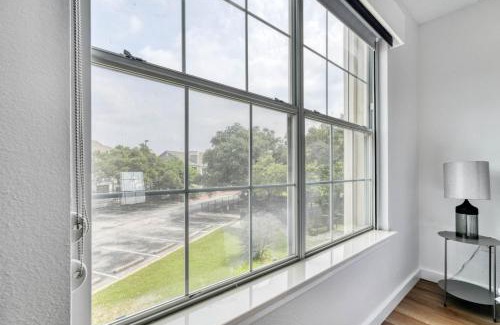 Gateway Apartment | Blueground Gateway pool gym close to shops ATX-252
