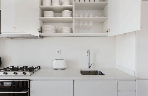 Penha de Franca Apartment | Blueground | Graça, move-in-ready home w/kitchen