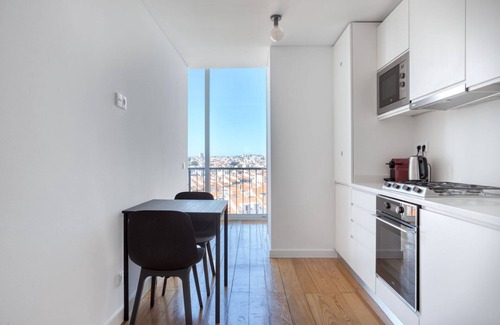 Penha de Franca Apartment | Blueground | Graça, move-in-ready home w/kitchen