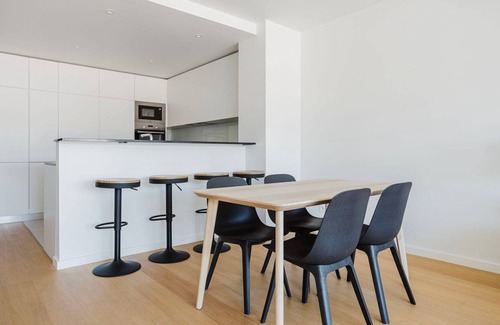 Santa Engracia Apartment | Blueground | Graça, rooftop pool, bbq & elev