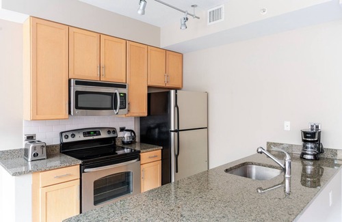 Shaw Apartment | Blueground | Mt Vernon, pool & w/d, nr arena